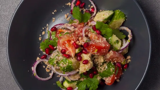 Glechuri Salat mit Tomaten, Gurke und Koriander