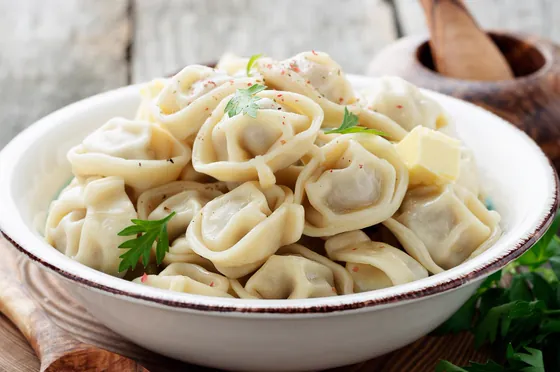 Pelmeni mit Butter und Schmand